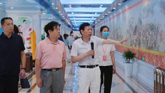 市关工委主任董学生调研万家丽商圈，关心下一代特色项目